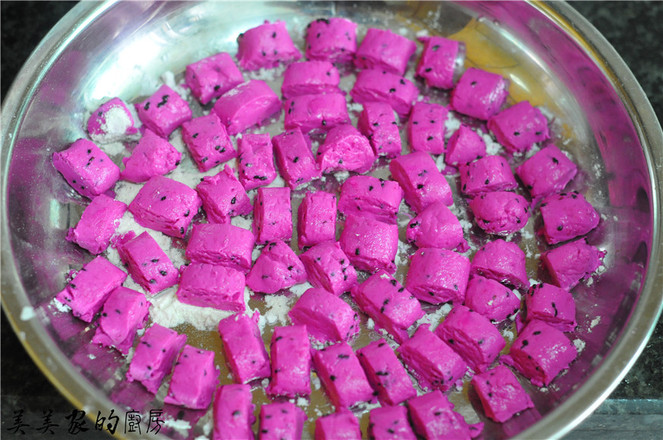 火龍果丸子拌黃瓜的做法-家常味拌菜譜