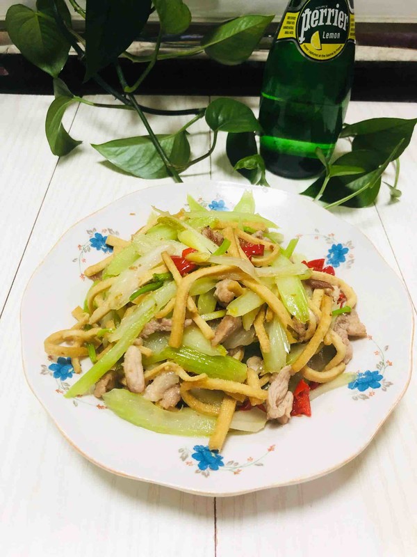 芹菜干子炒肉絲的做法-家常味炒菜譜