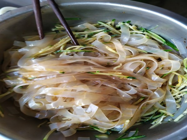 霸王超市~黃瓜涼拌粉皮的做法-咸鮮味拌菜譜-易網(wǎng)健康養(yǎng)生網(wǎng) 霸王超市~黃瓜涼拌粉皮的做法-咸鮮味拌菜譜