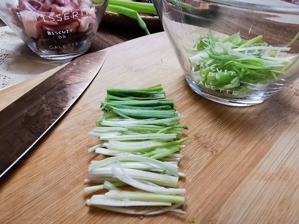 五分鐘撤離廚房的快手菜，好吃停不下來的——蔥絲涼拌八帶爪的做法-咸鮮味拌菜譜