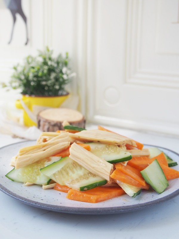 涼拌彩蔬腐竹的做法-家常味拌菜譜