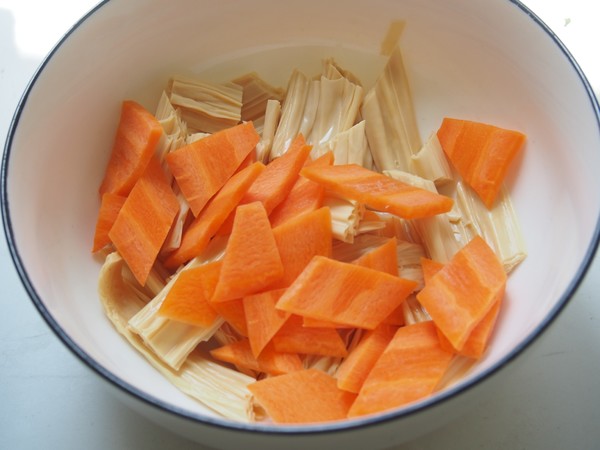 涼拌彩蔬腐竹的做法-家常味拌菜譜