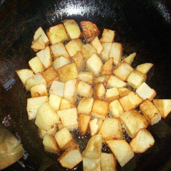 金江小姑娘土豆爆魷魚的做法-麻辣味烤菜譜