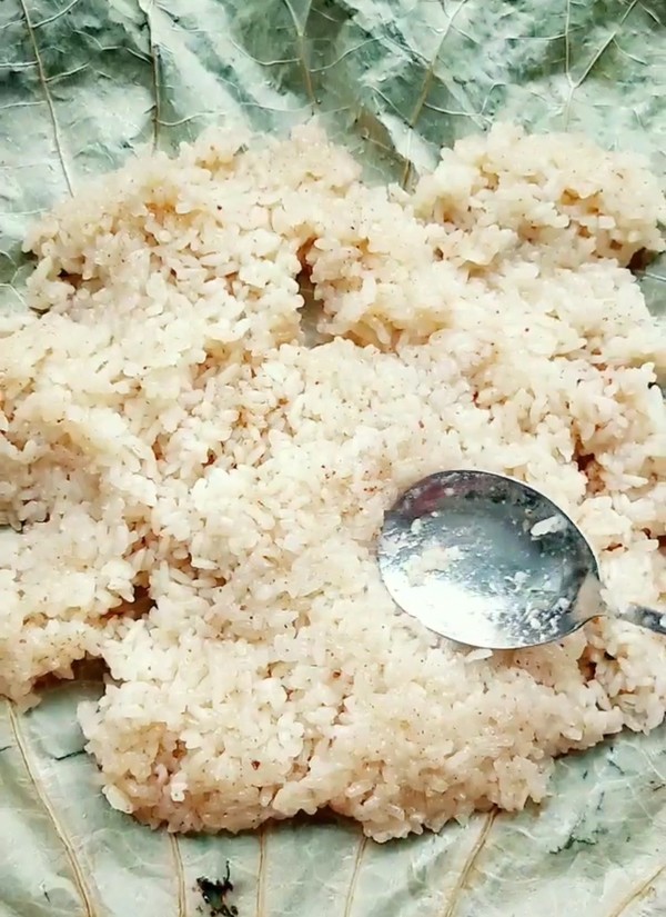 《荷葉糯米雞》的做法-咸鮮味蒸菜譜