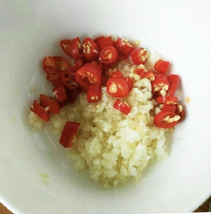 紅油金針菇的做法-家常味拌菜譜-易網健康養生網 紅油金針菇的做法-家常味拌菜譜