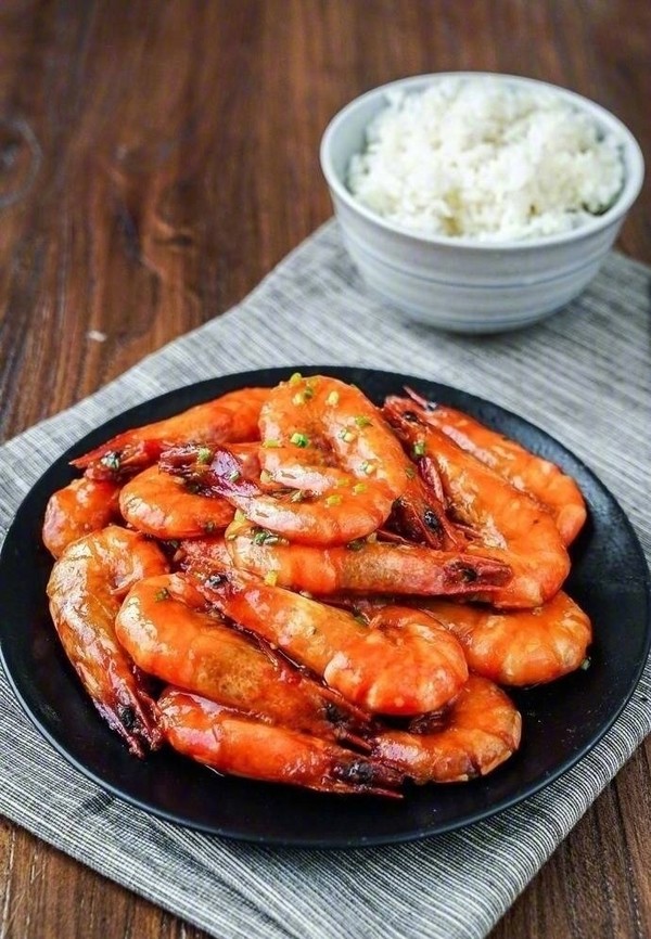 【茄汁油燜大蝦做法】的做法-醬香味燒菜譜