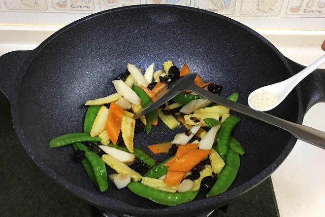 玉米筍炒時(shí)蔬的做法-家常味炒菜譜-易網(wǎng)健康養(yǎng)生網(wǎng) 玉米筍炒時(shí)蔬的做法-家常味炒菜譜