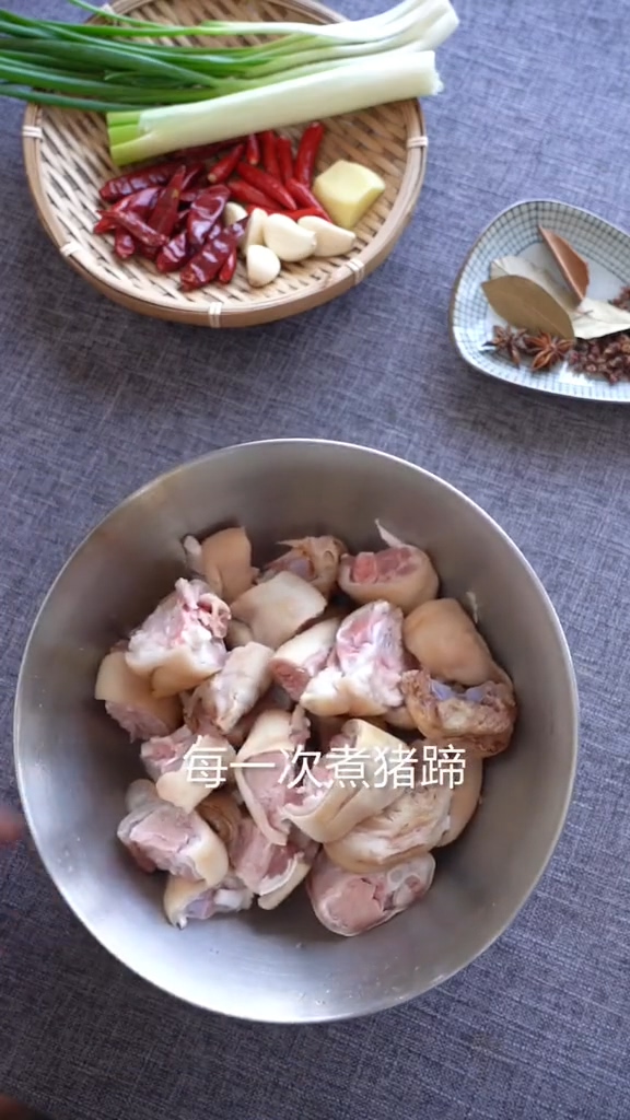 香辣豬蹄的做法-香辣味燉菜譜