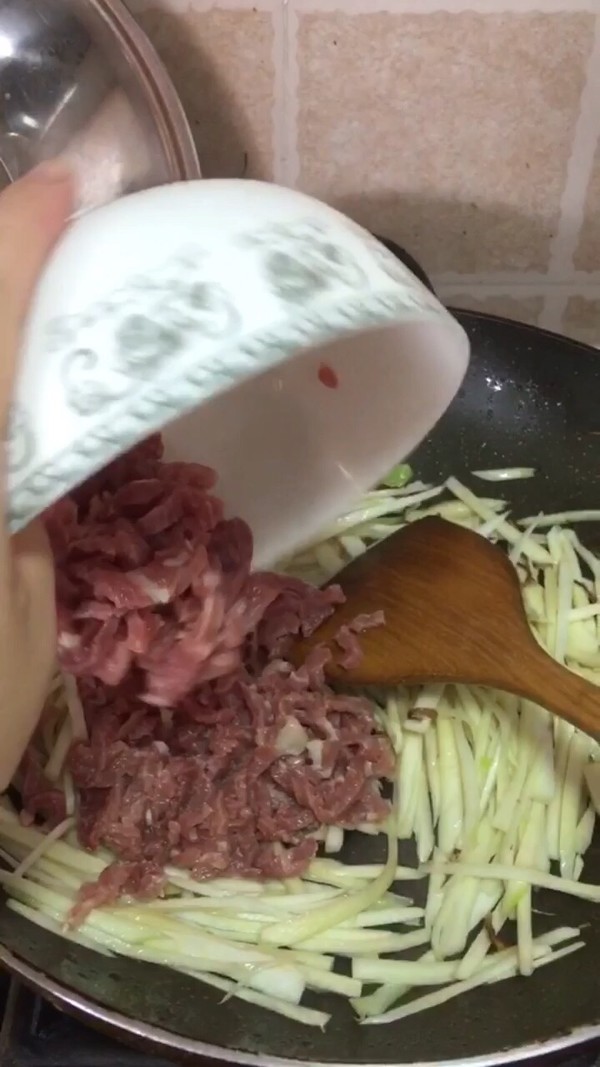 酸辣茭白薯粉的做法-酸辣味煮菜譜