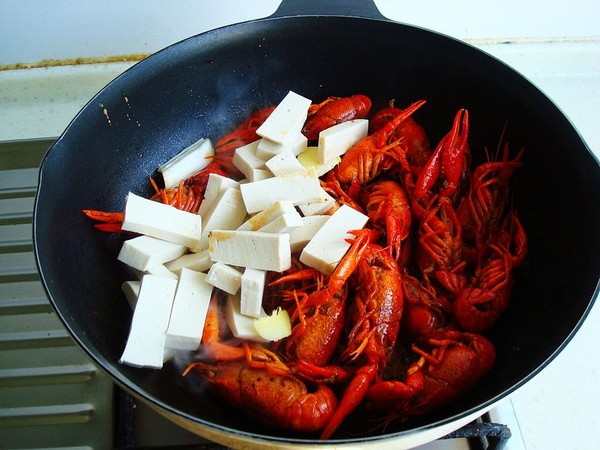 千葉豆腐燜小龍蝦的做法-麻辣味燜菜譜-易網健康養生網 千葉豆腐燜小龍蝦的做法-麻辣味燜菜譜