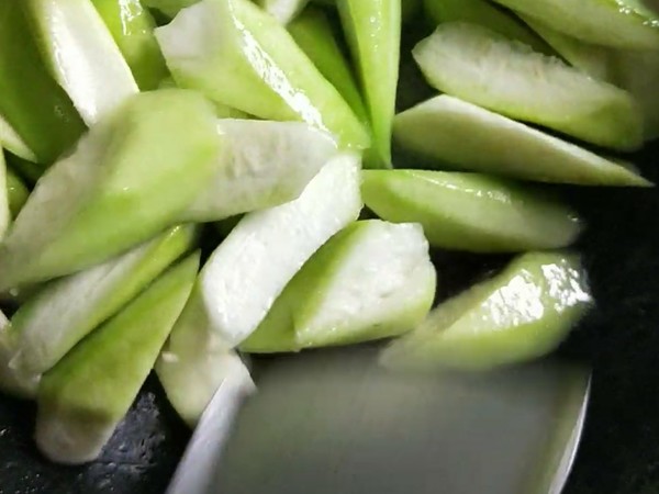 青炒絲瓜的做法-咸鮮味炒菜譜