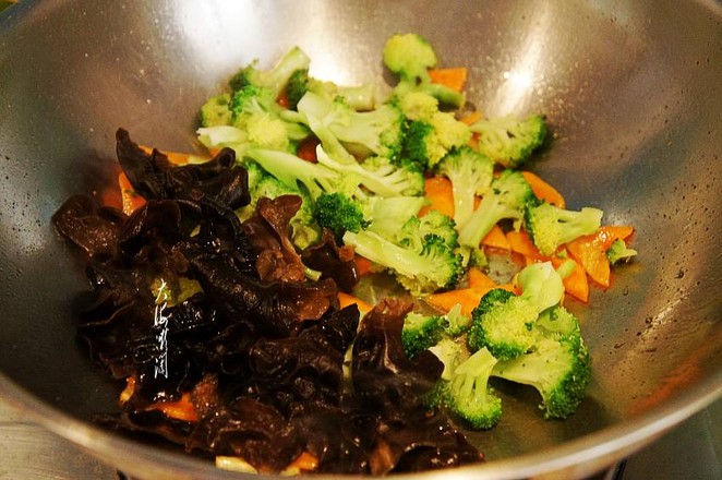 素炒家常菜的做法-家常味炒菜譜-易網健康養生網 素炒家常菜的做法-家常味炒菜譜