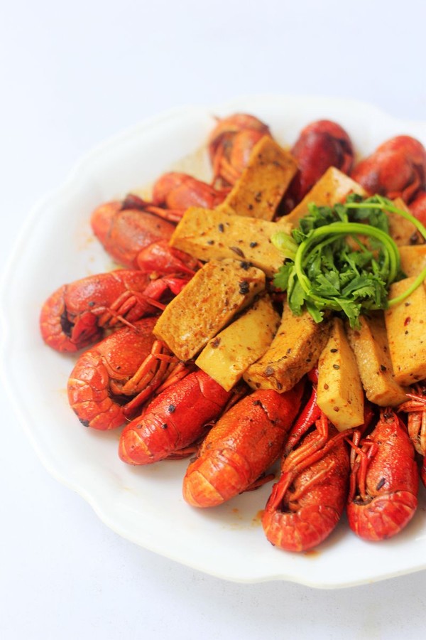 千葉豆腐燜小龍蝦的做法-麻辣味燜菜譜-易網健康養生網 千葉豆腐燜小龍蝦的做法-麻辣味燜菜譜