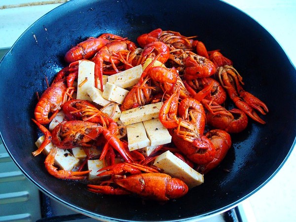 千葉豆腐燜小龍蝦的做法-麻辣味燜菜譜-易網健康養生網 千葉豆腐燜小龍蝦的做法-麻辣味燜菜譜