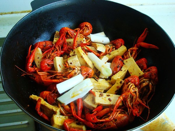 千葉豆腐燜小龍蝦的做法-麻辣味燜菜譜-易網健康養生網 千葉豆腐燜小龍蝦的做法-麻辣味燜菜譜