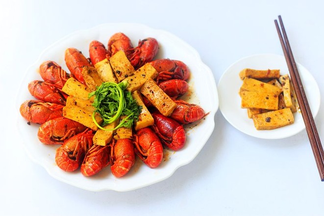 千葉豆腐燜小龍蝦的做法-麻辣味燜菜譜-易網健康養生網 千葉豆腐燜小龍蝦的做法-麻辣味燜菜譜