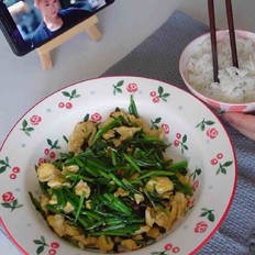 韭菜炒雞蛋的做法-家常味炒菜譜