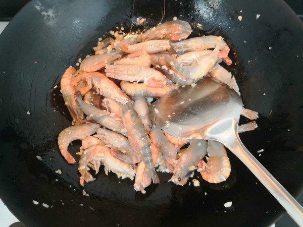 蒜香羅氏蝦的做法-蒜香味炒菜譜