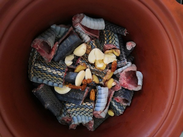 火腿肉燉烏梢蛇的做法-咸鮮味燉菜譜-易網健康養生網 火腿肉燉烏梢蛇的做法-咸鮮味燉菜譜