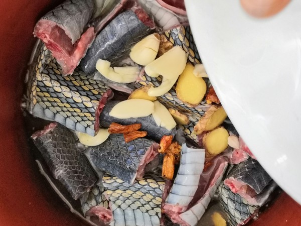 火腿肉燉烏梢蛇的做法-咸鮮味燉菜譜-易網健康養生網 火腿肉燉烏梢蛇的做法-咸鮮味燉菜譜