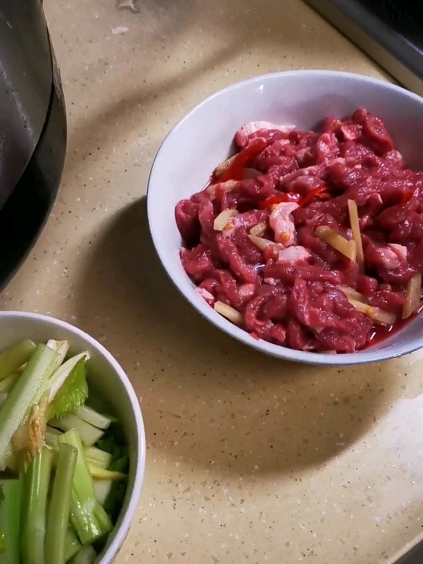 豆瓣芹菜炒牛肉的做法-咸鮮味炒菜譜