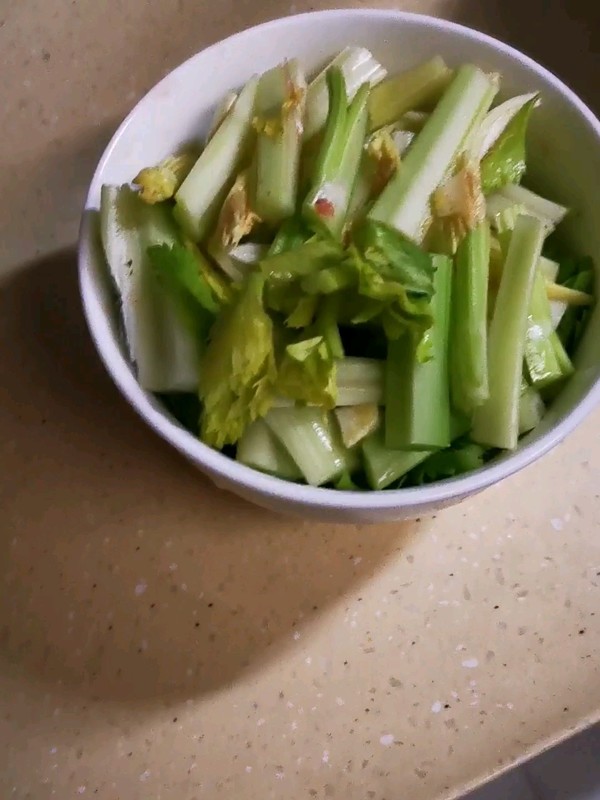豆瓣芹菜炒牛肉的做法-咸鮮味炒菜譜