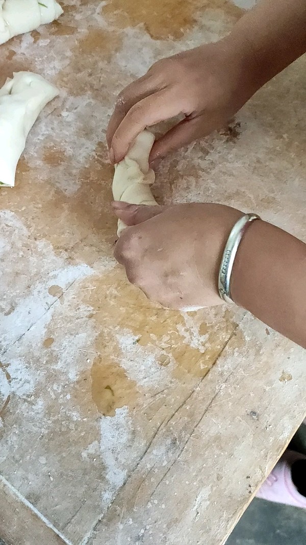 蔥油餅的做法-蔥香味烙菜譜-易網健康養生網 蔥油餅的做法-蔥香味烙菜譜