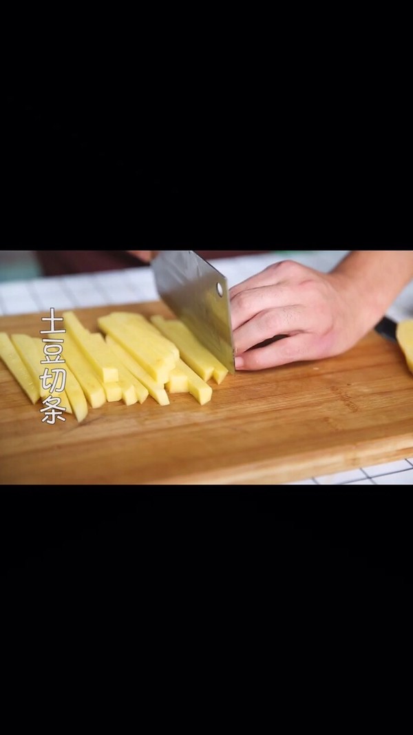 酸辣土豆條的做法-家常味炒菜譜-易網<a href=http://www.gyfww.com/ target=_blank class=infotextkey>健康養生</a>網 酸辣土豆條的做法-家常味炒菜譜