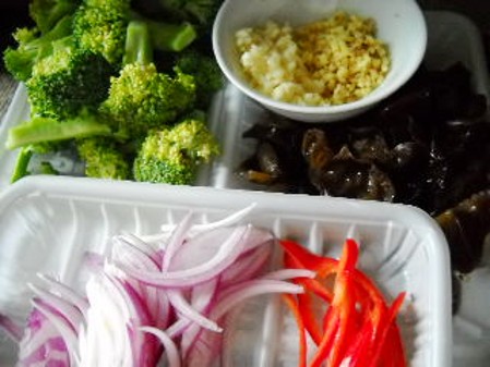 洋蔥雞絲西蘭花的做法-家常味炒菜譜