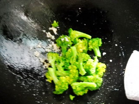 洋蔥雞絲西蘭花的做法-家常味炒菜譜