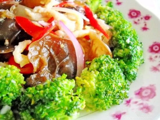 洋蔥雞絲西蘭花的做法-家常味炒菜譜