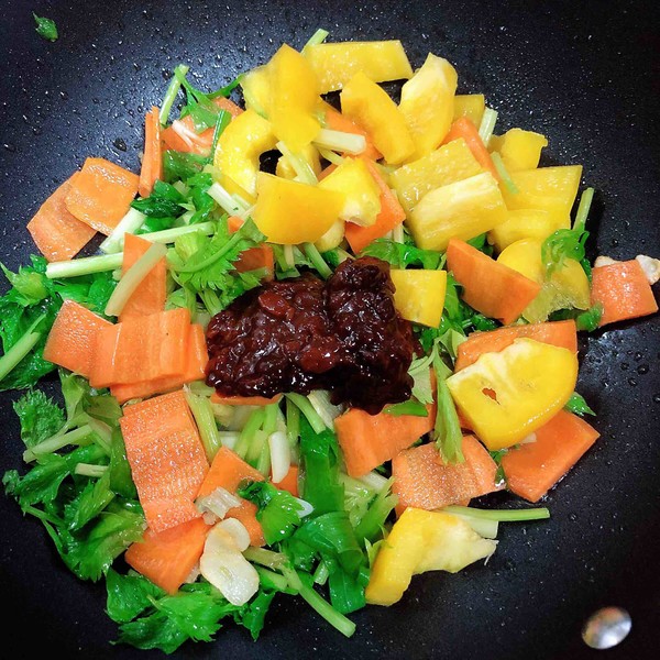 醬爆筆管魷魚（10分鐘快手菜）的做法-醬香味炒菜譜