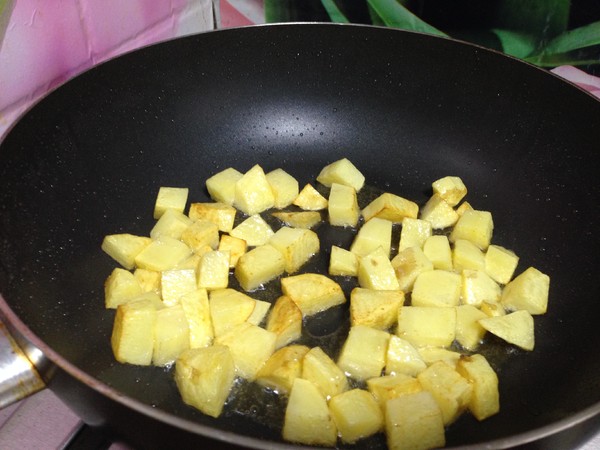 牛排燉土豆的做法-家常味燒菜譜