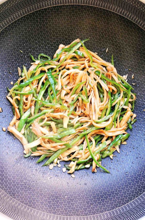 青椒炒杏鮑菇的做法-咸鮮味炒菜譜