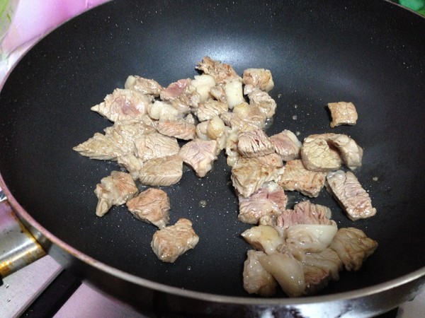 牛排燉土豆的做法-家常味燒菜譜