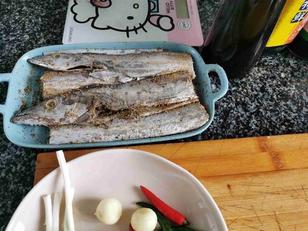 香辣帶魚的做法-香辣味烤菜譜