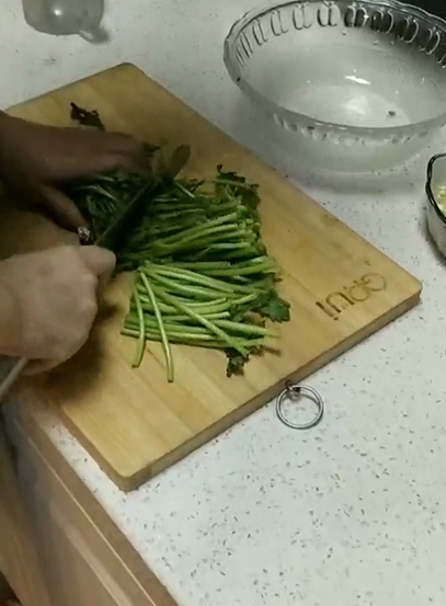 蒜香醬茼蒿的做法-家常味炒菜譜
