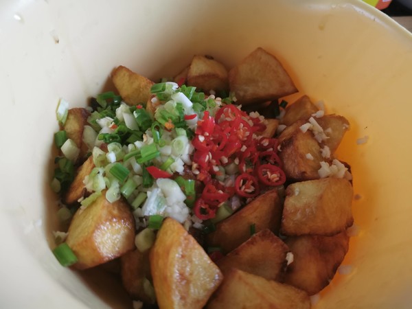 鍋巴土豆的做法-香辣味拌菜譜-易網(wǎng)健康養(yǎng)生網(wǎng) 鍋巴土豆的做法-香辣味拌菜譜