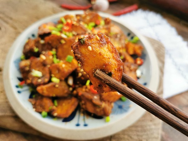 鍋巴土豆的做法-香辣味拌菜譜-易網(wǎng)健康養(yǎng)生網(wǎng) 鍋巴土豆的做法-香辣味拌菜譜