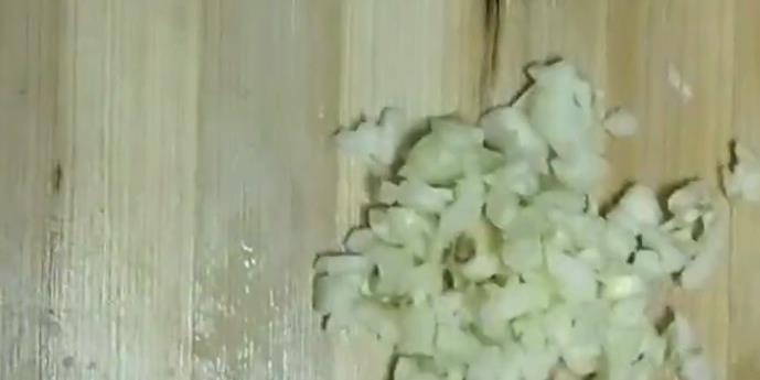 清蒸螃蟹配自制料汁的做法-家常味蒸菜譜