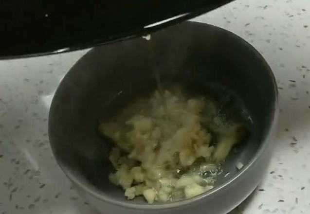 清蒸螃蟹配自制料汁的做法-家常味蒸菜譜