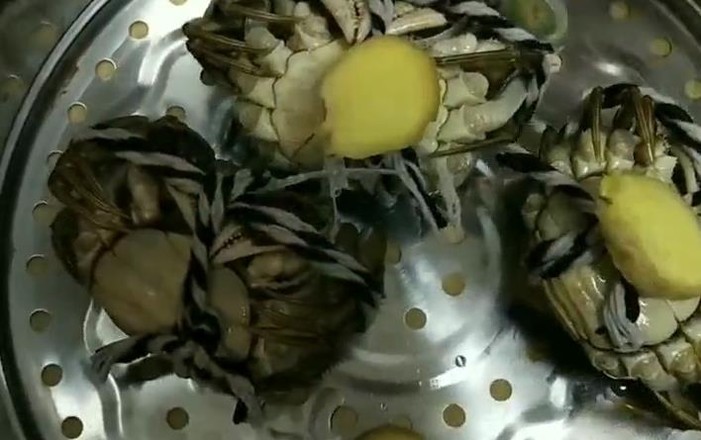 清蒸螃蟹配自制料汁的做法-家常味蒸菜譜