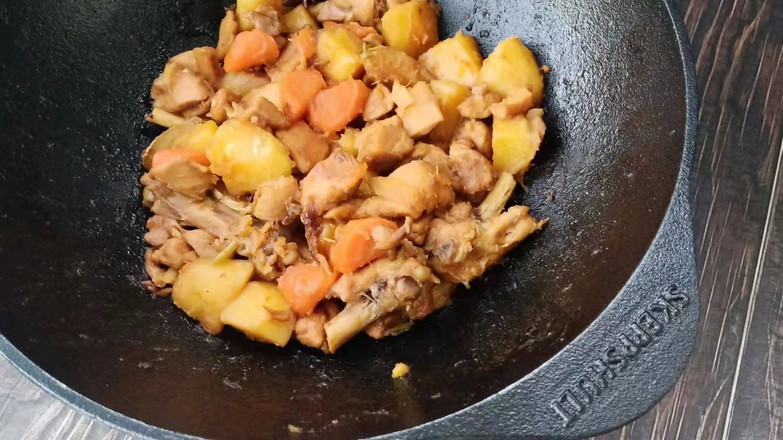 雞腿燉土豆的做法-醬香味燉菜譜