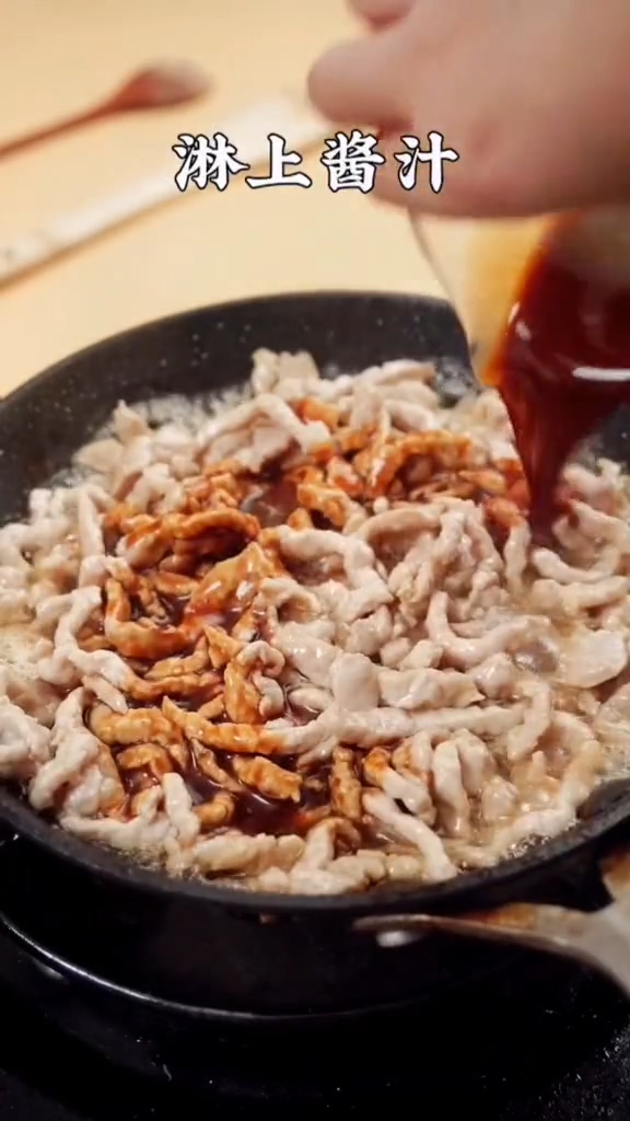 京醬肉絲卷的做法-醬香味炒菜譜