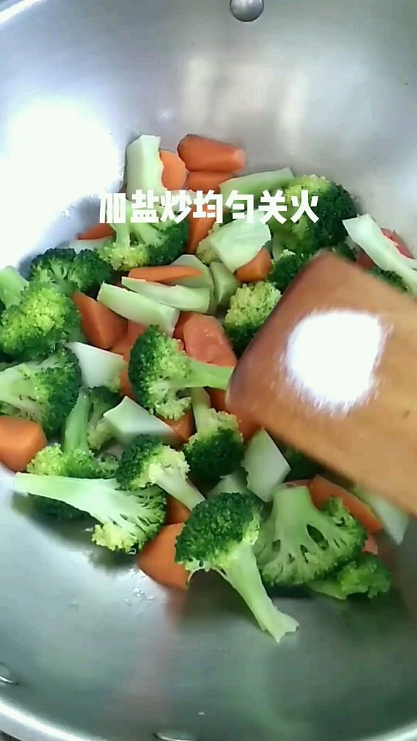 西藍花炒胡蘿卜的做法-家常味炒菜譜