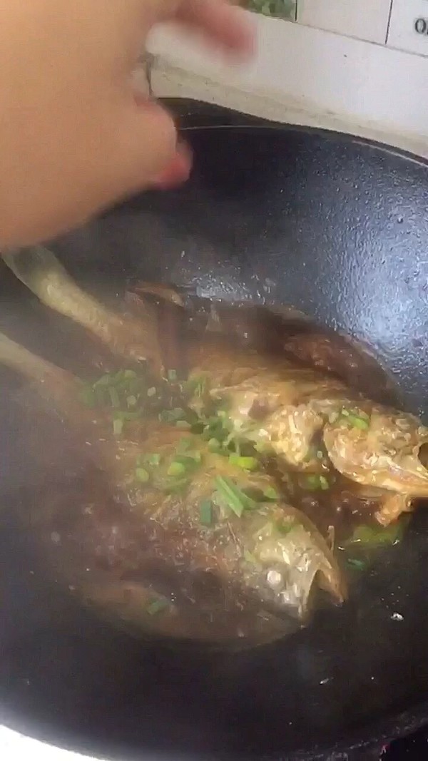 蒜段醬燜黃魚的做法-家常味燒菜譜