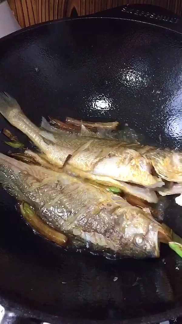 蒜段醬燜黃魚的做法-家常味燒菜譜