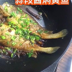 蒜段醬燜黃魚的做法-家常味燒菜譜