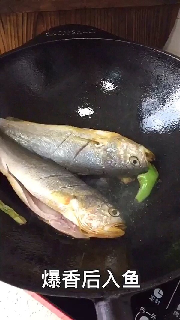 蒜段醬燜黃魚的做法-家常味燒菜譜
