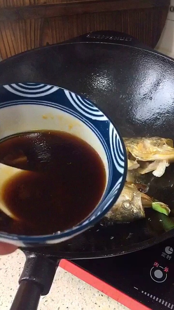 蒜段醬燜黃魚的做法-家常味燒菜譜